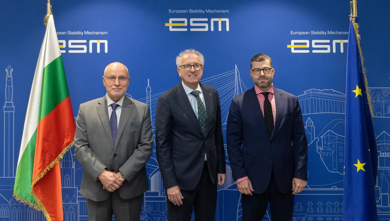 За първи път в сградата на институцията беше издигнат и