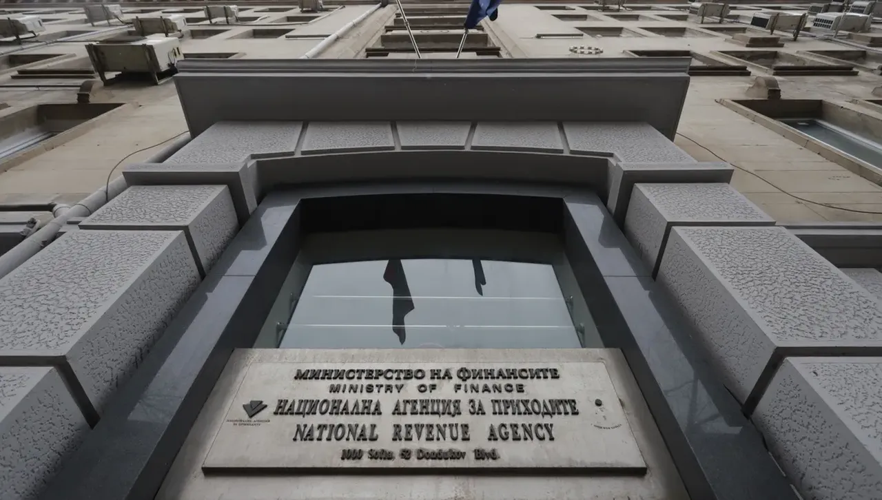 Директорката на НАП – Велико Търново  ще се сдобие с обвинение за хулиганство,  потрошила автомобил 