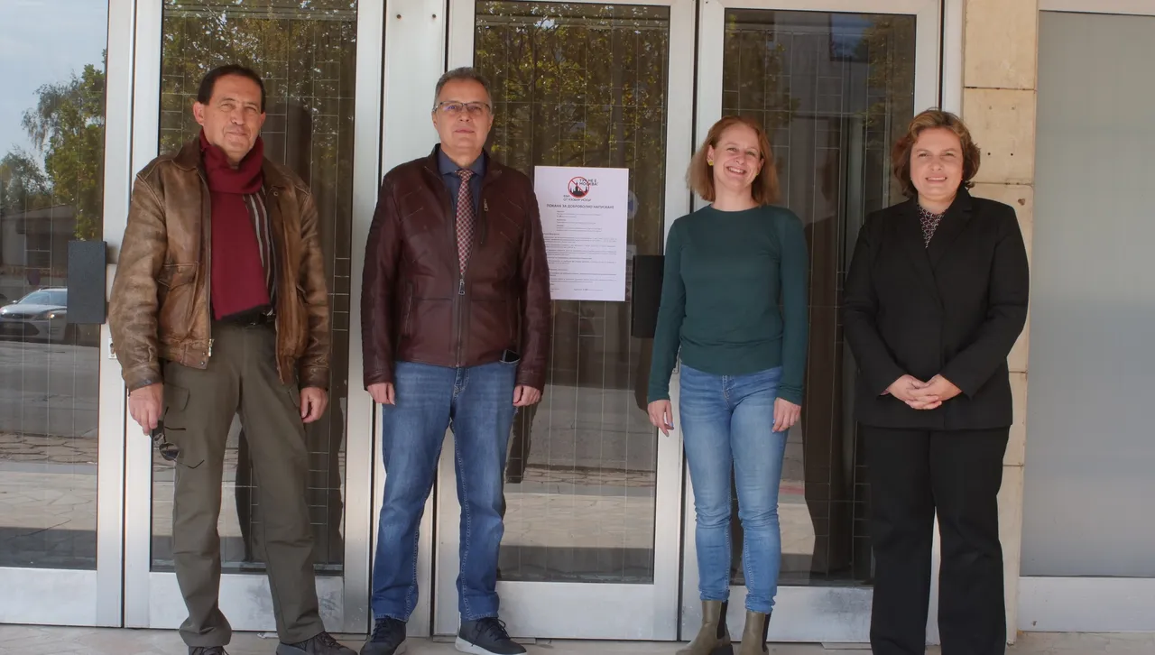 ДСБ връчиха на Митрофанова покана за доброволно напускане на имота при яз. "Искър"