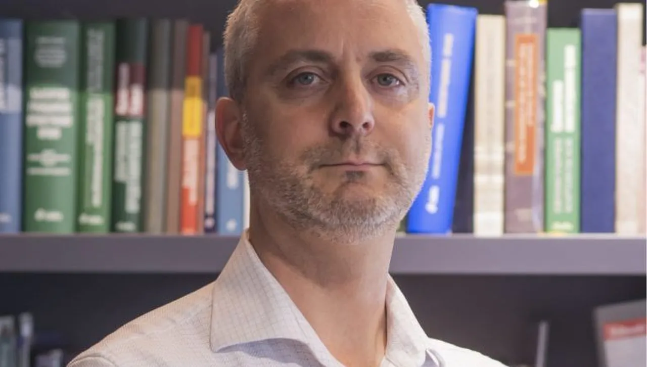 Експертът по конституционно право Стоил Моллов също напуска ПП