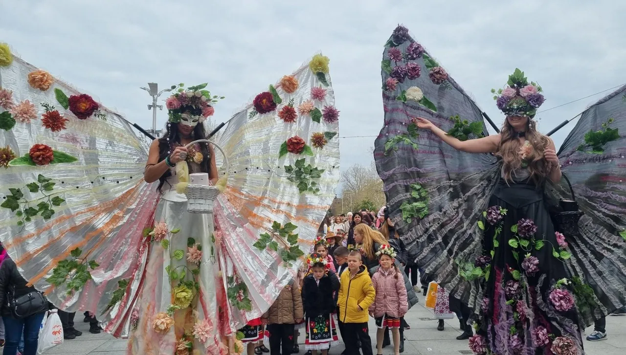 Парад на цветята заля улиците на Бургас