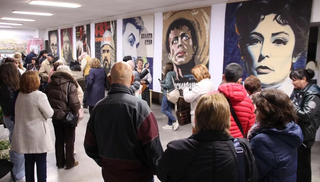 Откриха изложба на филмови плакати по случай 100 години от рождението на художника Събо Димитров