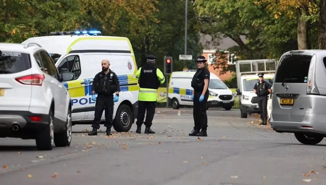 Има убити и тежко ранени, след като кола се вряза в хора пред синагога в Манчестър