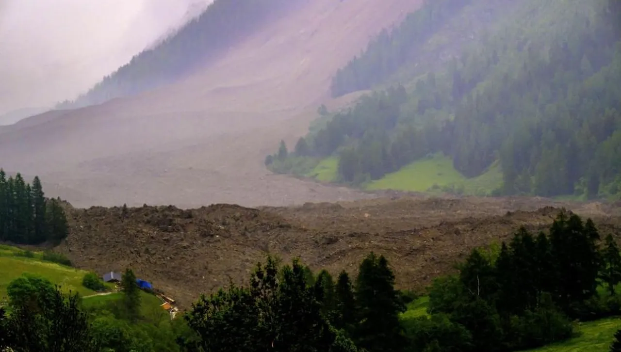 Зрелищно срутване на ледник в Швейцария за малко да отнесе цяло село 