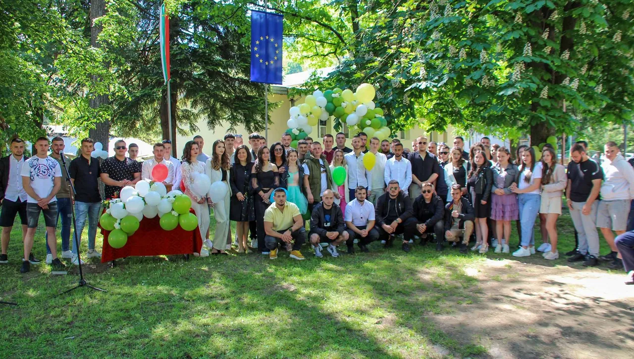 Средните училища в Тетевен изпратиха абитуриентите от випуск 2025