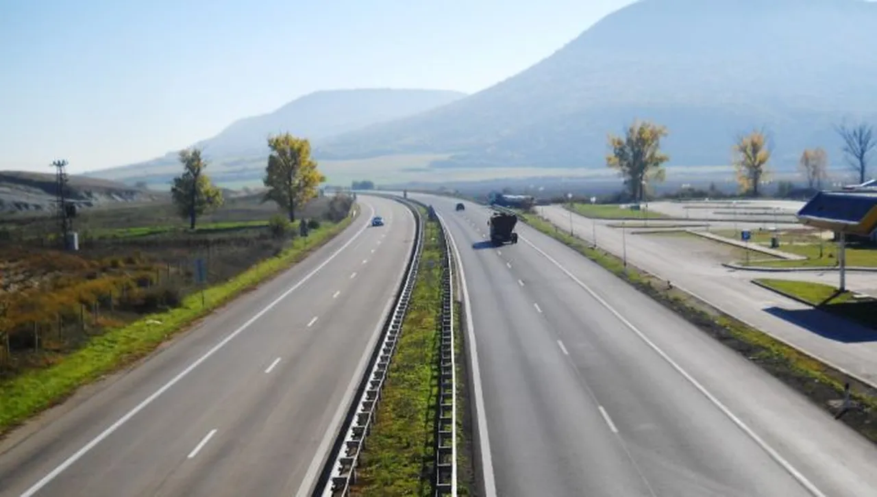 Променят трафика по АМ "Хемус" заради почистване на канавки