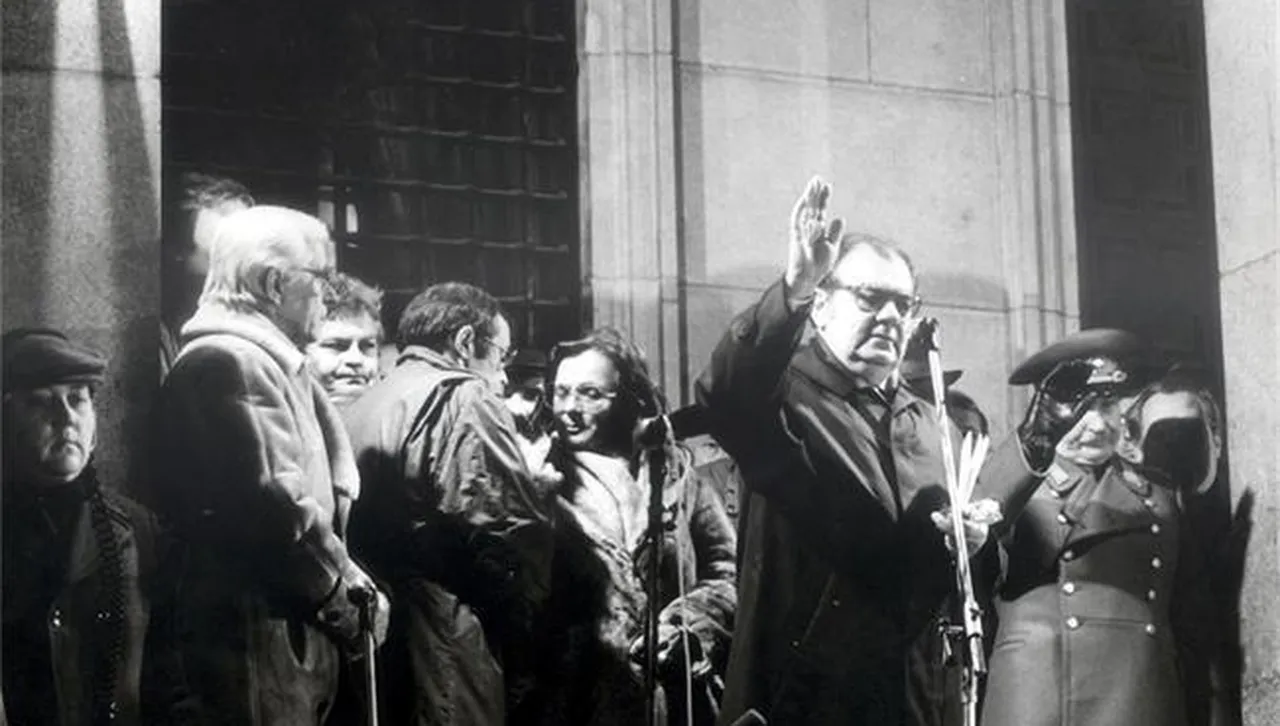 Преди 35 години: Заради танковете и "лъжата" падна главата на Петър Младенов