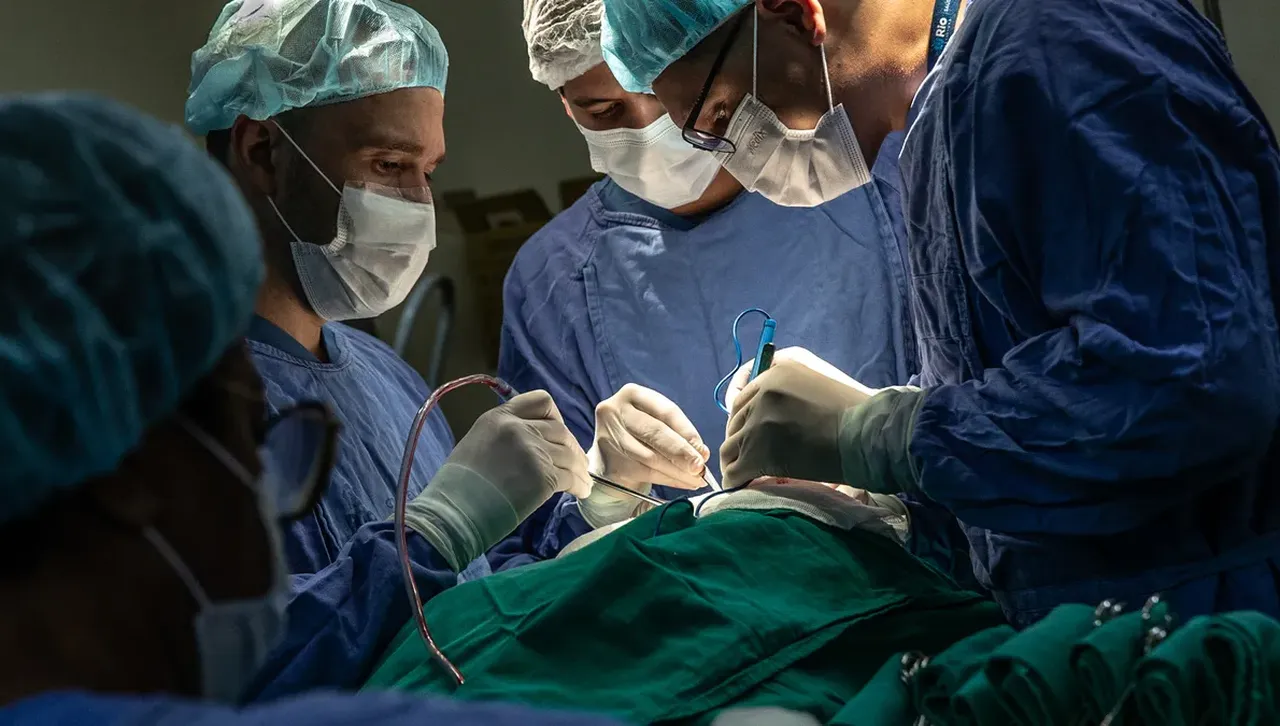 Хирурзи от Великобритания и САЩ извършиха първите в света дистанционно контролирани операции при инсулт