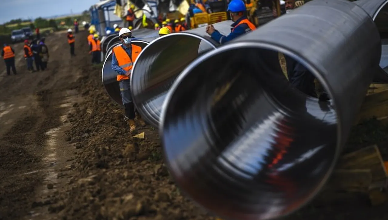 Сръбският "Време": Сърбия създава „флот-призрак“ за транспортиране на суров петрол по Дунав от Унгария