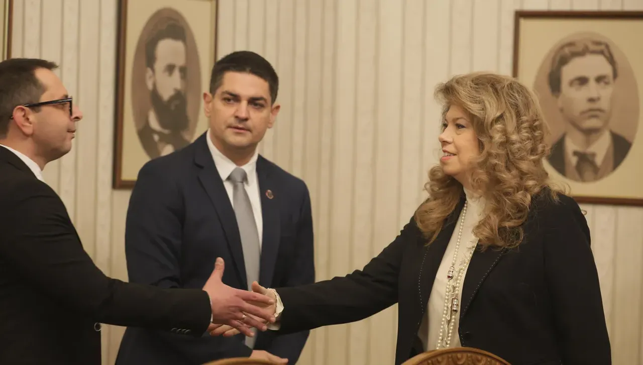 В обществото изглежда че той е използвал президентството да направи