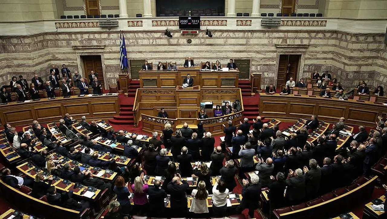 Гръцкият парламент прие закона, допускащ 13-часов работен ден