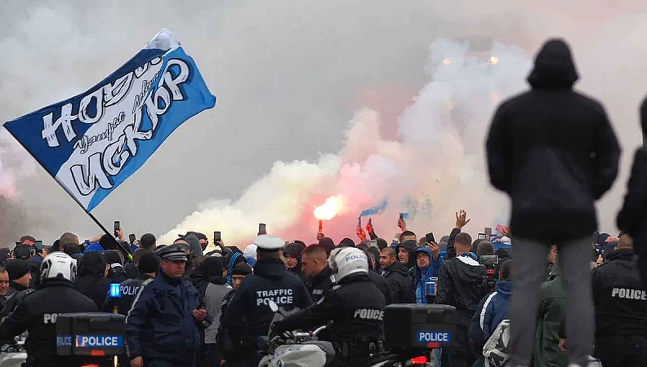 Преди мача "Левски" - ЦСКА: "Сините" завладяха с бомби и димки Триъгълника на властта