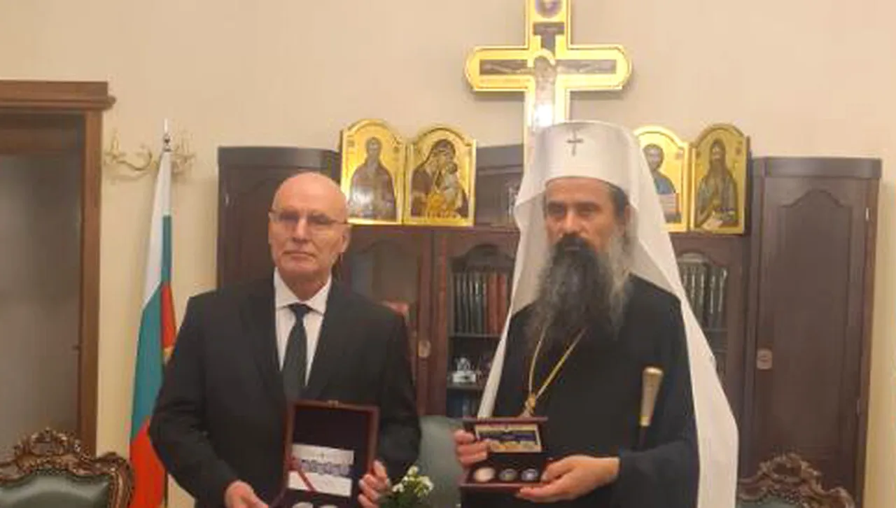 Като в тъп виц: Патриарх Даниил и шефът на БНБ обсъдиха духовната и финансова стабилност