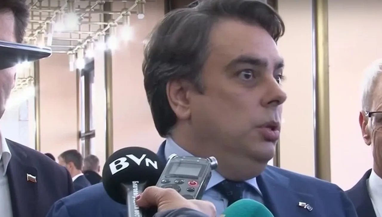  Асен Василев: Радев е един страхлив лицемер! Лъже, нагажда се, в листите му има агенти на ДС 