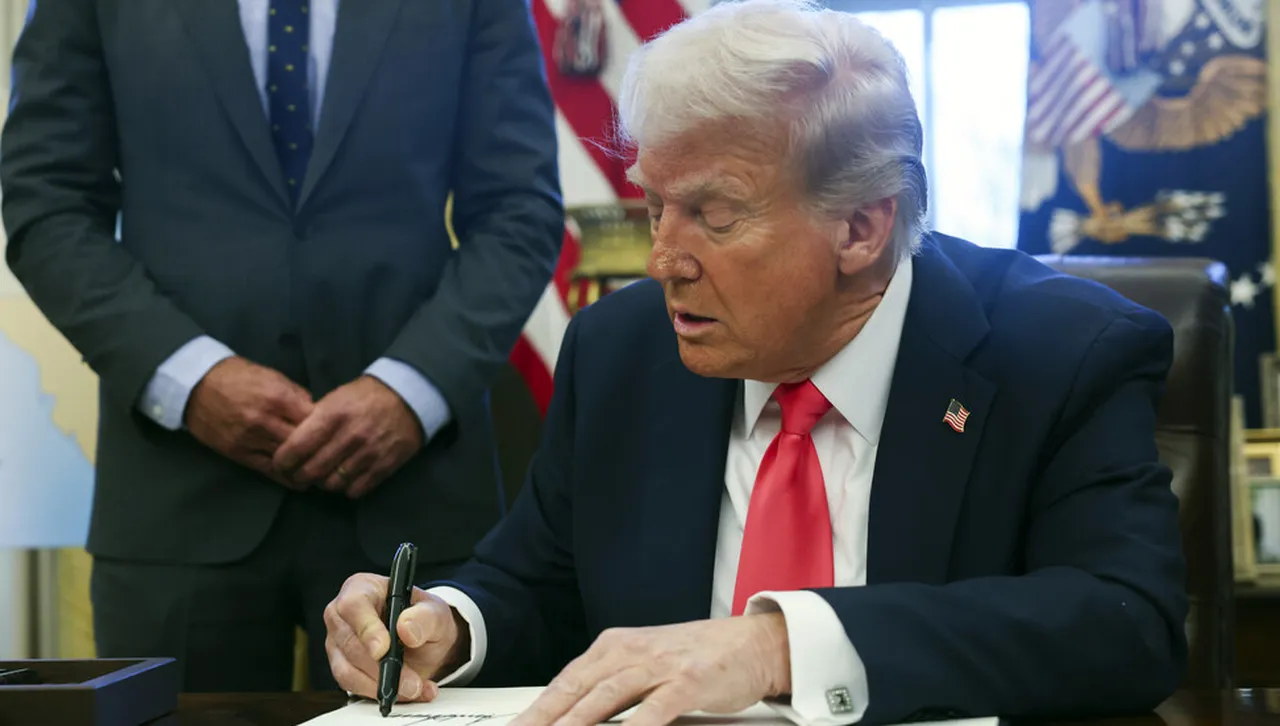 Форбс: Докато САЩ преговарят, милиардите на Тръмп растат успоредно със сделките