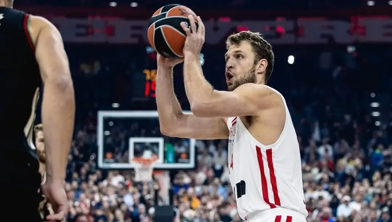 Голямо признание за Везенков: Влезе в идеалната петица на Евролигата за 2025 г.