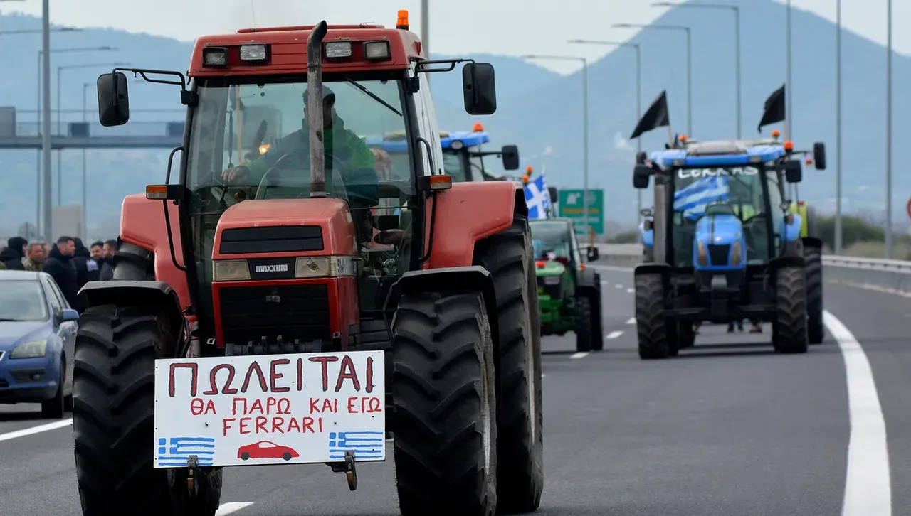 Блокадите на гръцките фермери продължават с пълна сила движението през