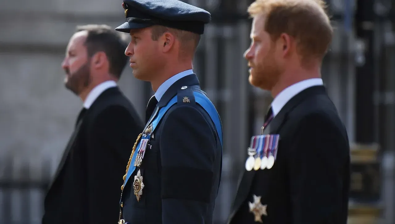 Принц Уилям обявява "война" на брат си Хари и жена му