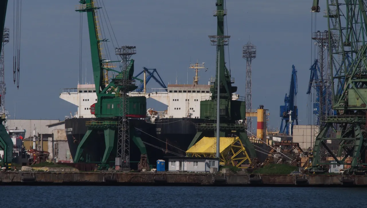 Един от най-големите товарни кораби в света за първи път акостира на „Пристанище Варна“