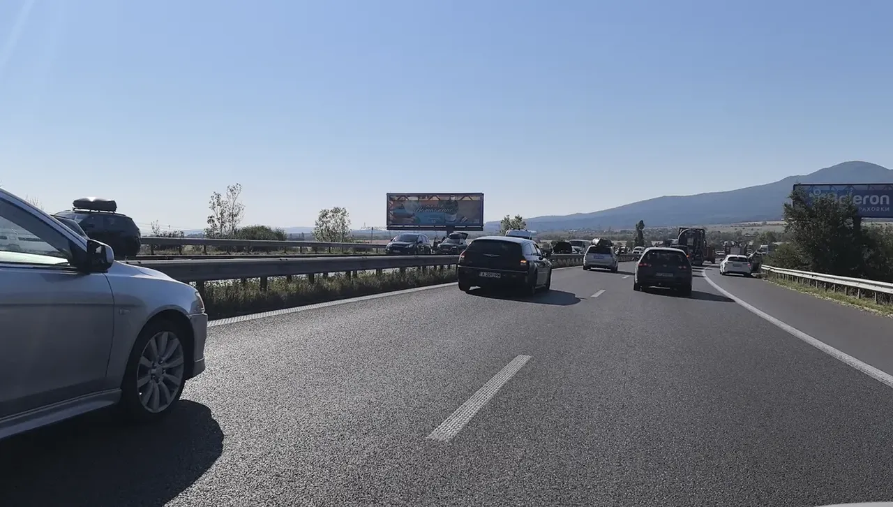 Вече втори час АМ Тракия към Бургас е затворена заради катастрофа, има пострадал