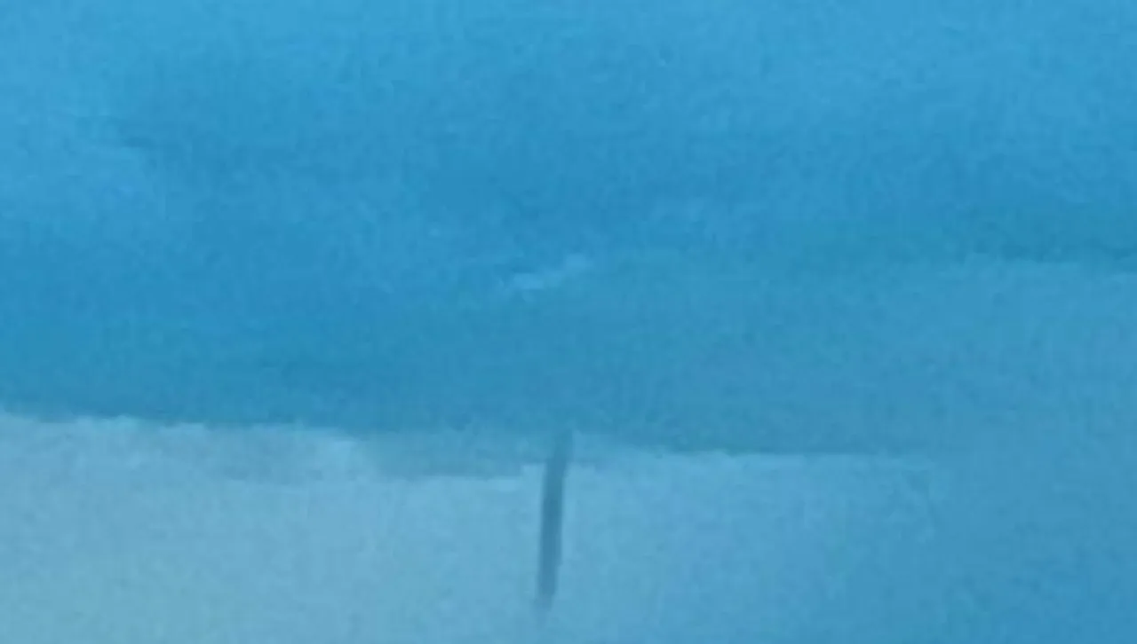 Екипите на електроразпределителното дружество работят по възстановяването на електрическите стълбове