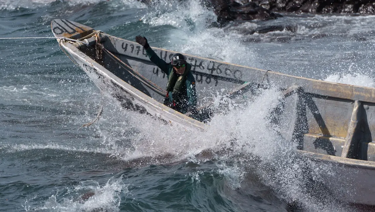 Гърция спаси 87 мигранти, плаващи на лодка край остров Гавдос