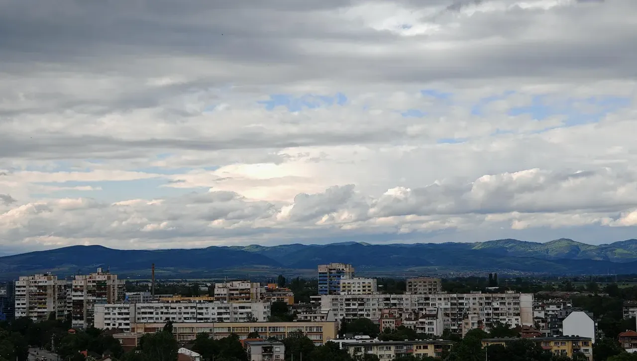 Вятърът в източната половина от България и на север от