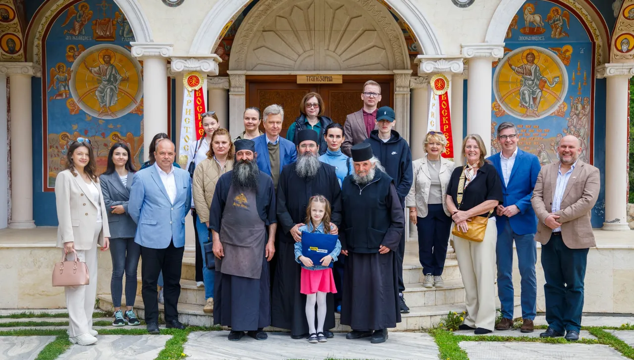 Дипломати и монаси се молиха в Гигинския манастир за мир в Украйна и Европа
