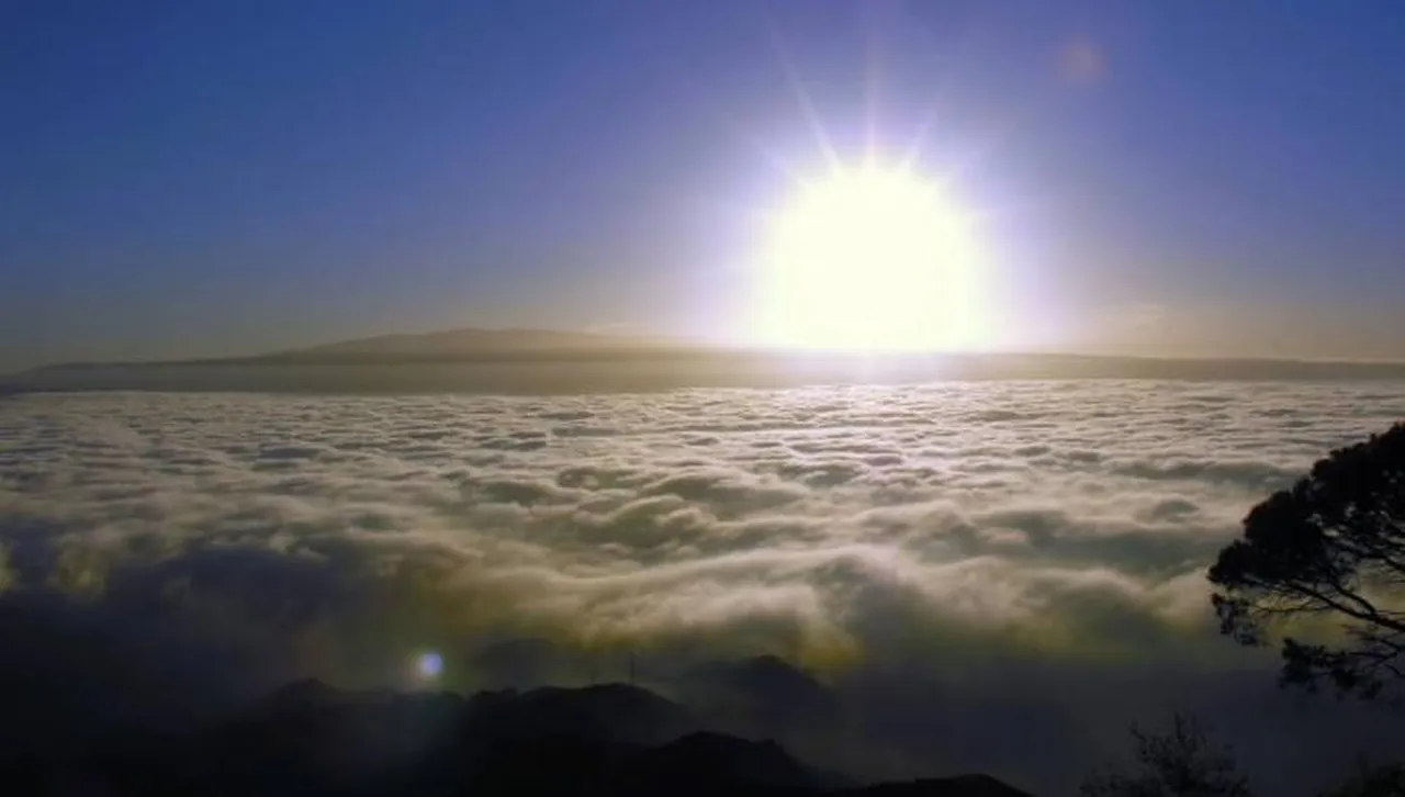 Слънце с разкъсана висока облачност на запад и север