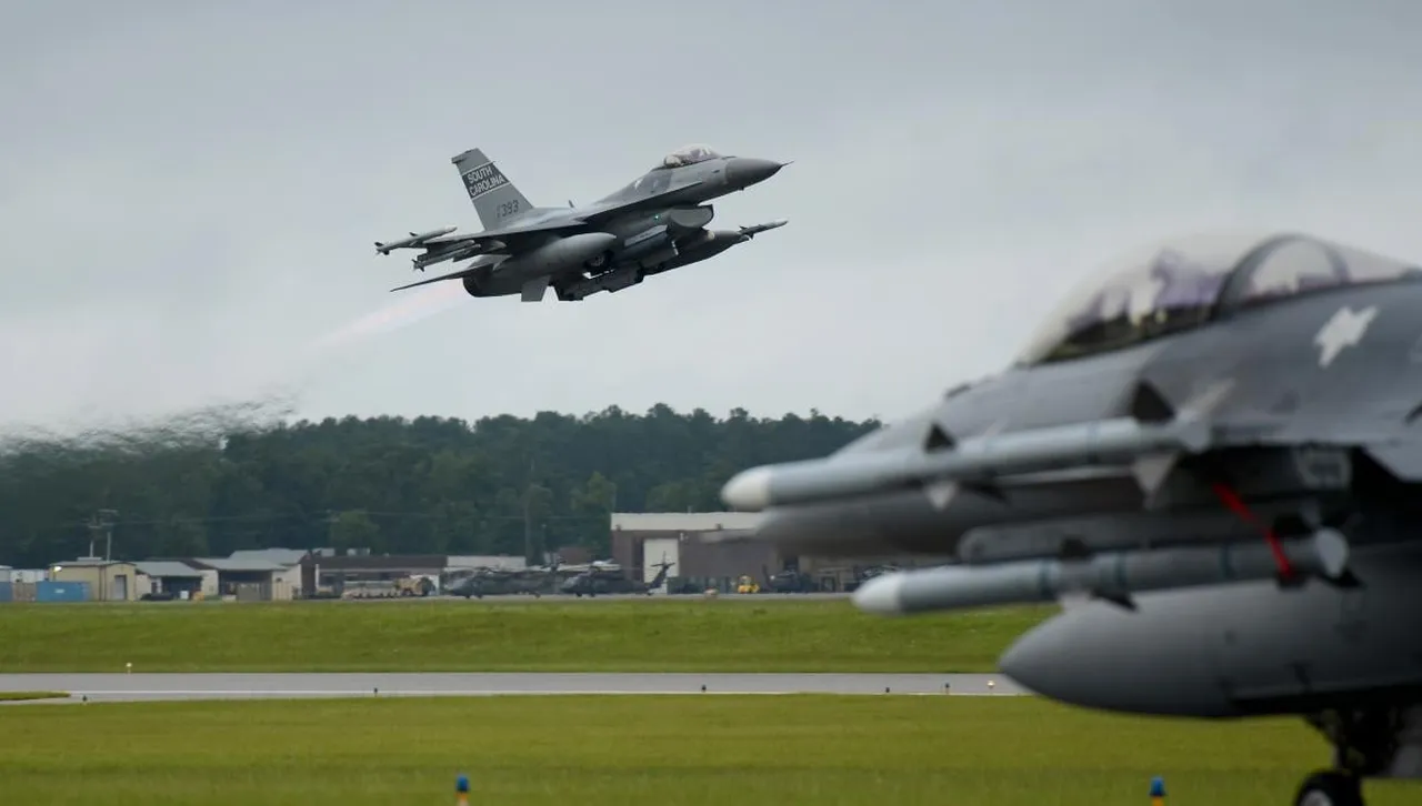 Изтребител F-16 прехвана самолет в близост до резиденцията на Тръмп