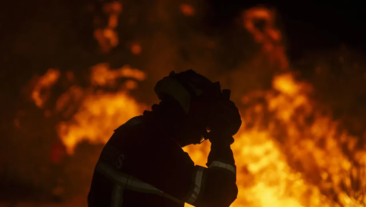 Голям пожар бушува до Сопот в близост до Пречиствателната станция