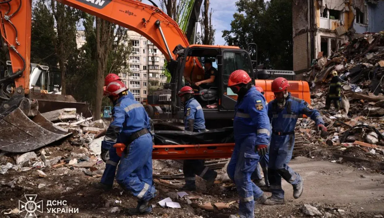 Броят на жертвите в Киев расте, продължават да търсят хора под руините