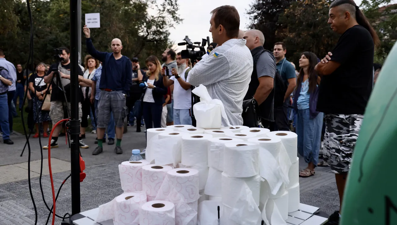 БОЕЦ замерят сградата на МВР и полицията с тоалетна хартия