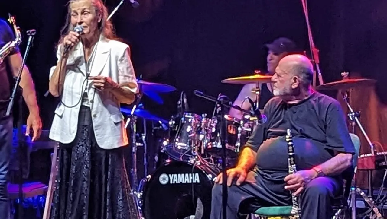 Моля ви да уважите тишината и скръбта на семейството ни