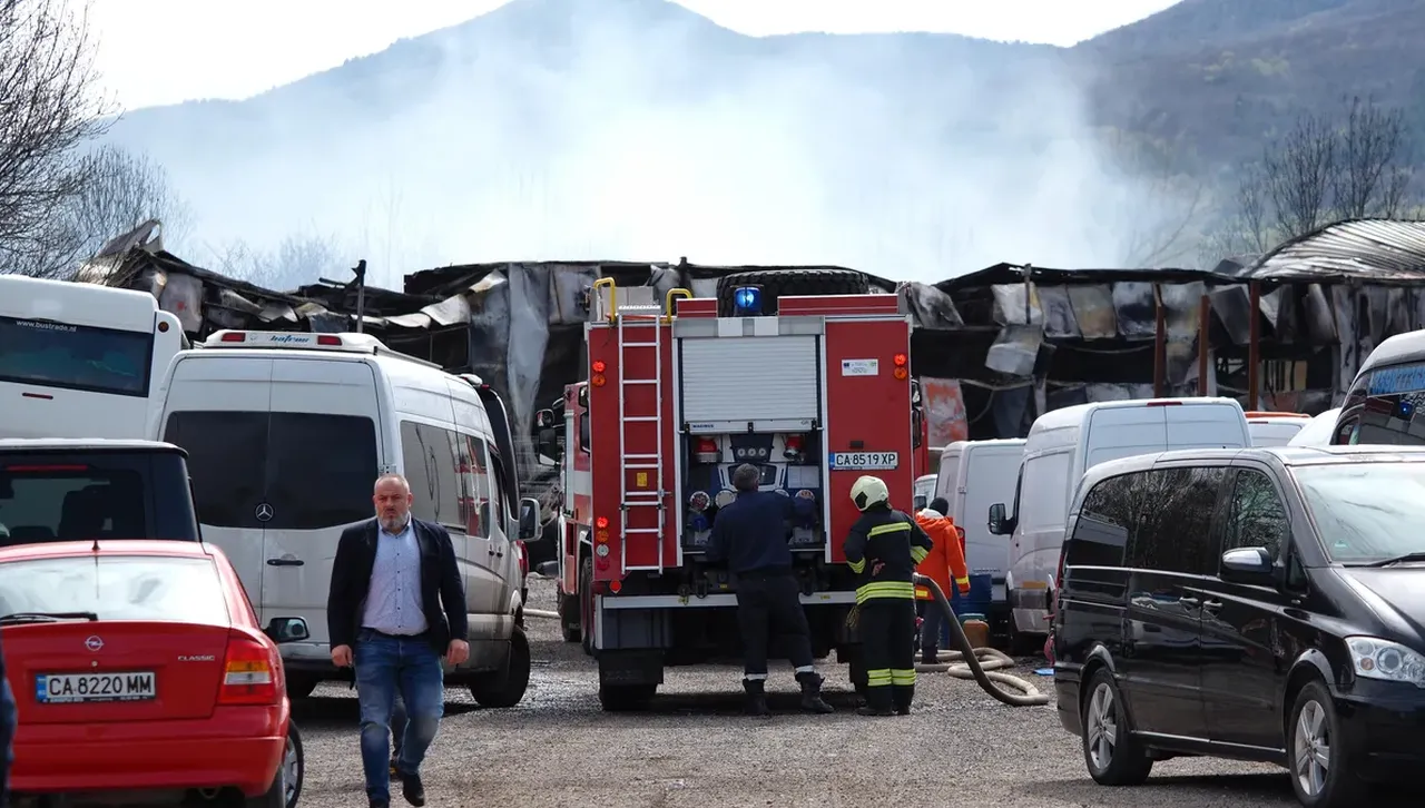  АМ "Тракия" бе изцяло затворена  заради пожар, пламъците стигнаха бензиностанция