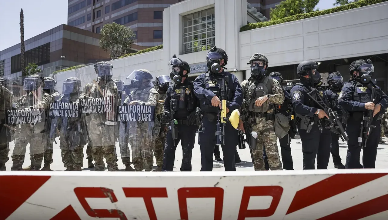 Въоръжени морски пехотинци плъзнаха из Лос Анджелис преди масовите протести срещу Тръмп