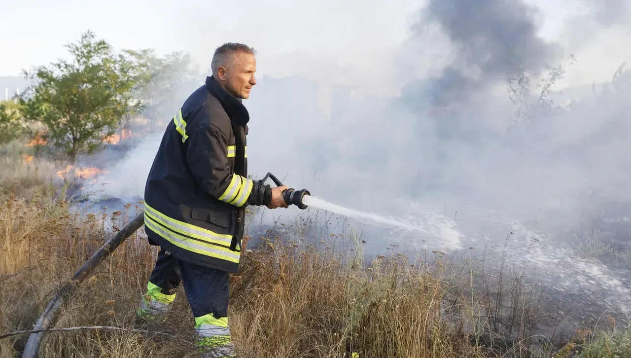 Пожарникари от Сливен гасиха 36 пожара, те успяха да спасят..