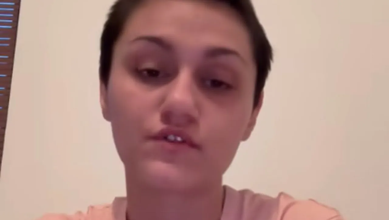 Нарязалият с макетен нож Дебора е подал жалба срещу нея за закани за убийство