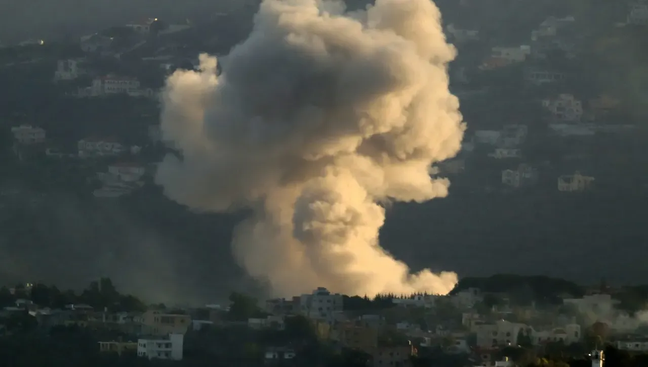 Израел удари южните предградия на Бейрут след като предупреди за евакуация