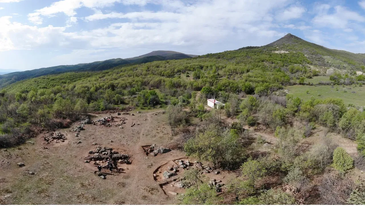 Първи находки край Струмяни: Археолози разкопаха златни и бронзови украшения 