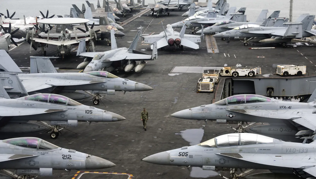 При самозащита и с цел защита на самолетоносача и намиращия