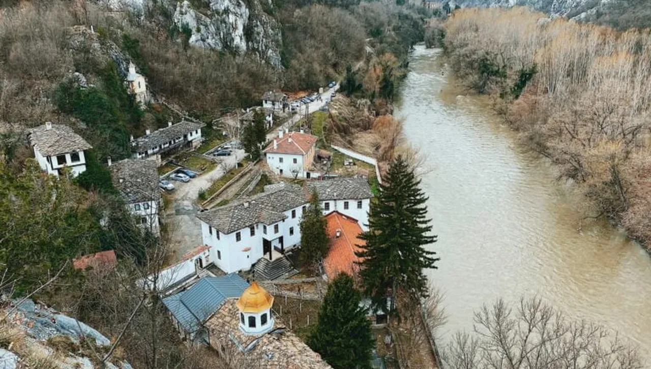 Открили ли са Ботевите четници пещера със злато до Черепишкия манастир?