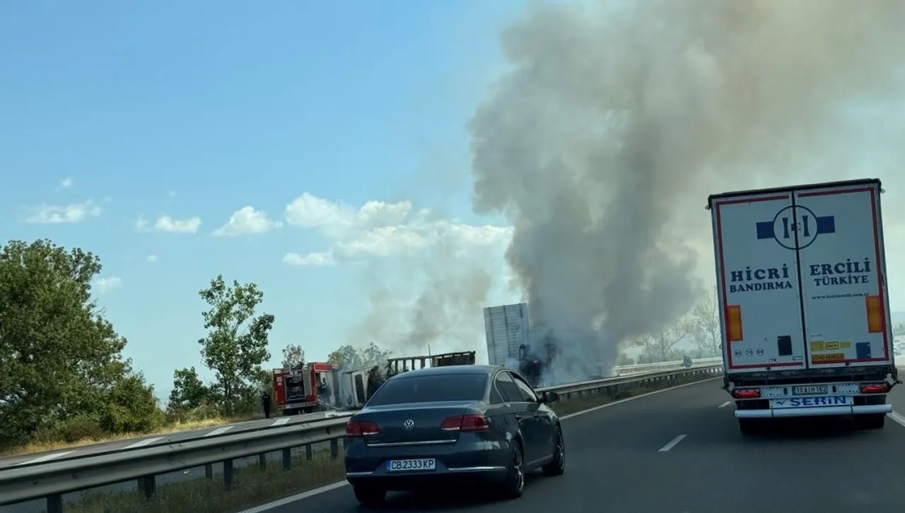 ТИР гори на АМ "Тракия", движението се пренасочва през Плодовитово