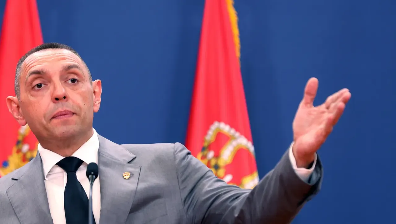 Сръбският вицепремиер Вулин  вижда Москва като единствен съюзник, тя го брани с безумия