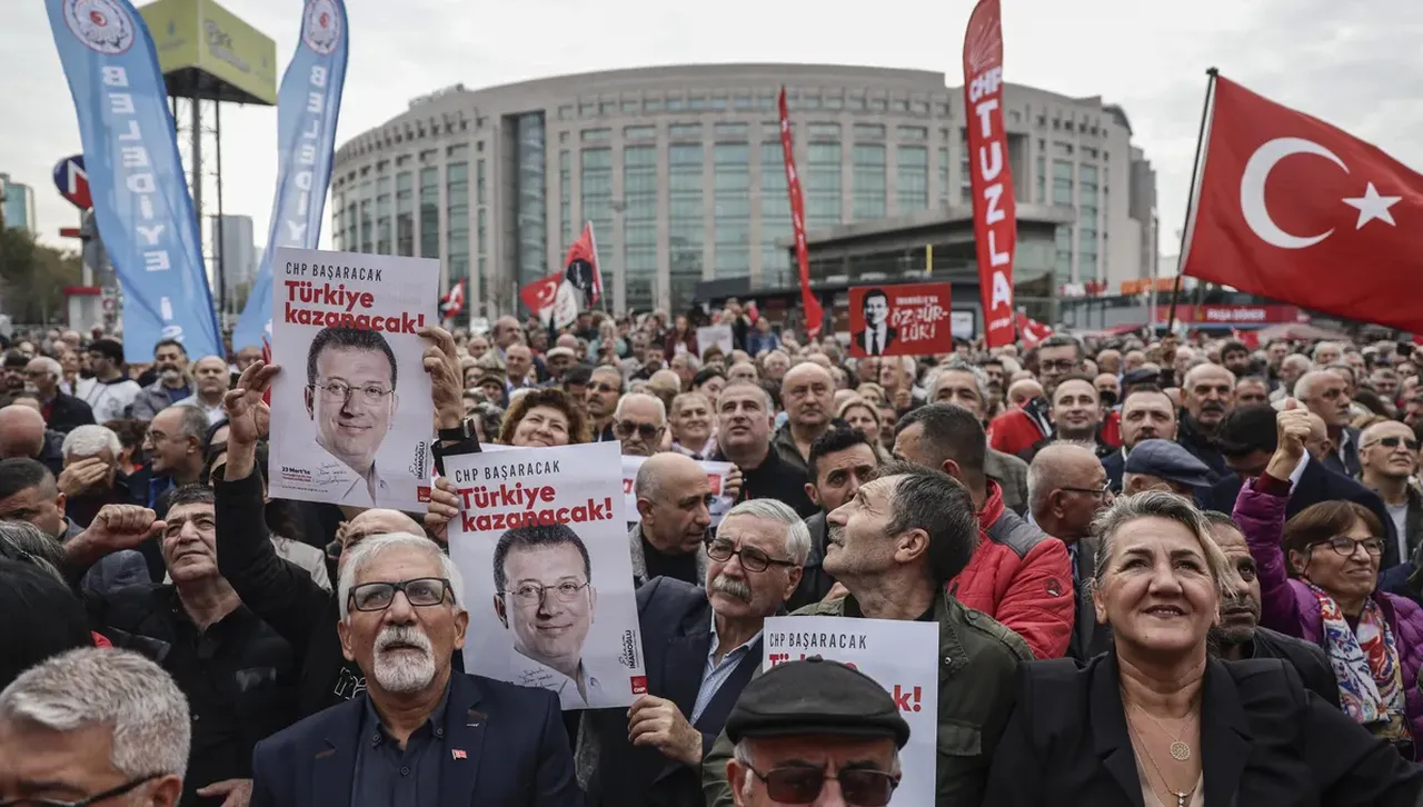 В писмен отговор на въпроси от Politico изпратен посредством неговите