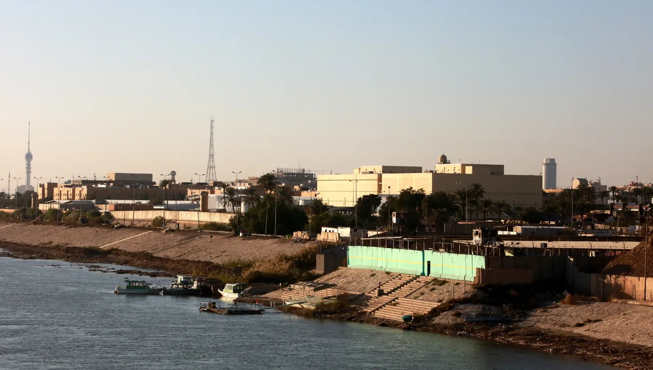 Ройтерс: Дрон разпали пожар в комплекса на посолството на САЩ в Багдад