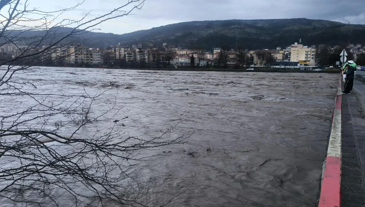 Реките в района преливат  Утрешният ден ще бъде неучебен Бедствено