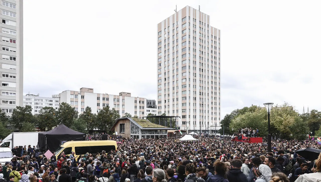 Напрежението във Франция ескалира - протести и стачки блокират страната