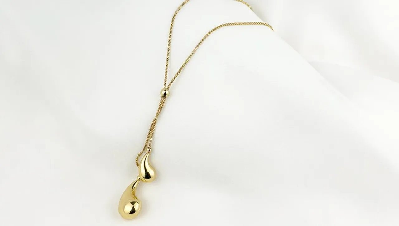 Как да комбинираме златни колиета с ежедневното облекло?