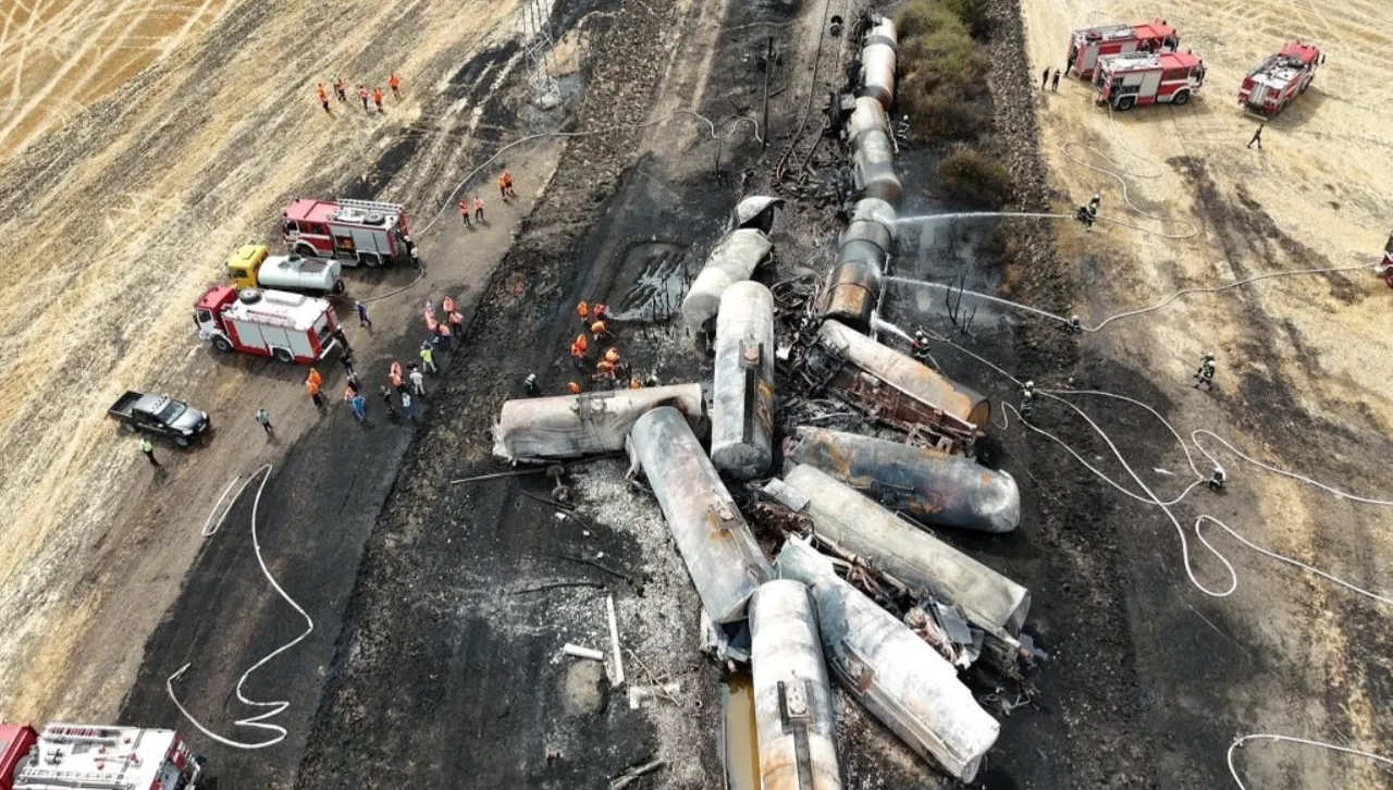 Започна изтеглянето на 22 цистерни от товарния влак, дерайлирал рано тази сутрин